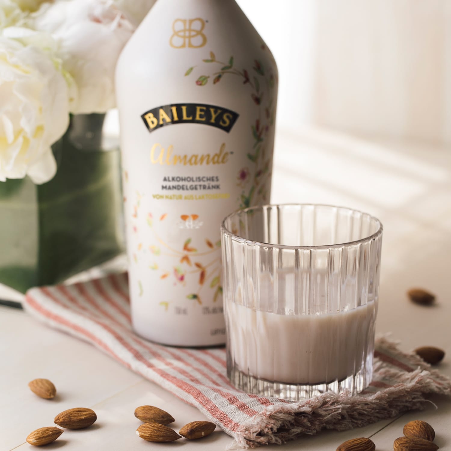 Baileys-Almande-Neat-Serve-FBIG_bottle-updated_v2-72dpi