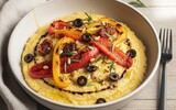 mediterrane polenta mit gegrilltem paprika