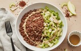 roter quinoa mit sellerie apfel salat